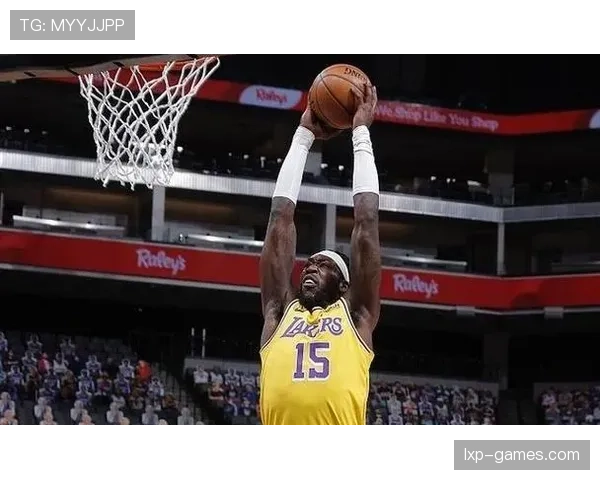 库兹马利用挡拆拉开空间提升得分效率，明显优于上一赛季关键时刻表现